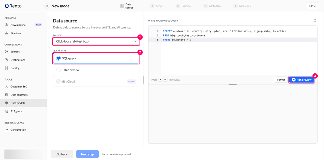 Шаг Data source с выбранным подключением ClickHouse, вариантом SQL query и запросом в редакторе